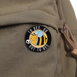 かわいい蜂英語の手紙ソフトエナメルピン漫画動物蜂ラペルバッジメタルブローチジュエリーピンバックパック服 - Product Image 2