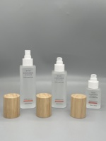 Flacon pulvérisateur en verre dépoli avec bouchon en bambou naturel écologique, flacon carré en verre avec bouchon en bois et pompe à pression