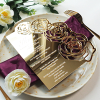 Tarjeta de menú de tarjeta de acrílico con espejo dorado hueco cortado con láser personalizado con texto de lámina blanca y patrones de flores ahuecadas para fiesta de boda