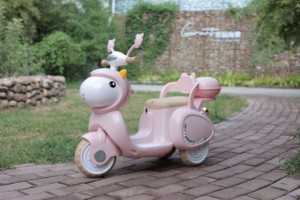 Adorabile Auto Elettrica per Bambini in Stile Cartone Animato con Luci LED Lampeggianti, Musica e Ruote Stabilizzatrici - Product Image 4