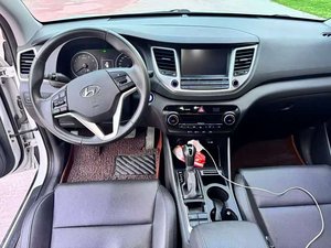 Hyundai <span class=keywords><strong>Tucson</strong></span> 280TGDi DCT 2WD Fashion Edition 2015 <span class=keywords><strong>Bianca</strong></span>, Auto Usata a Benzina Efficiente nei Consumi per Pendolarismo Urbano e Famiglia - Product Image 2