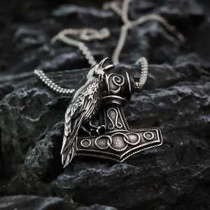 Yunnique – collier pour hommes en acier inoxydable, pendentif Viking Raven Thor Hammer, bijoux cadeau, design asymétrique, thème animal géométrique - Product Image 4