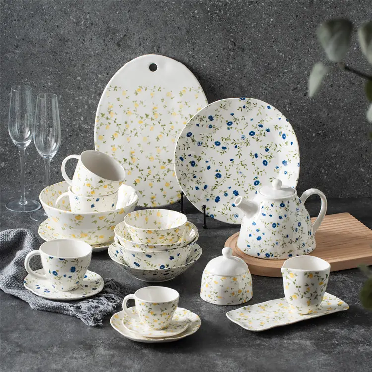 Service de table moderne en porcelaine colorée de luxe imprimé de fleurs personnalisé service d'assiettes en céramique nordique vaisselle pour mariage