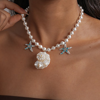 Parure de bijoux haut de gamme unique avec collier chaîne de clavicule et boucles d'oreilles en forme d'étoile de mer incrustée de diamants, coquillage et fausse perle