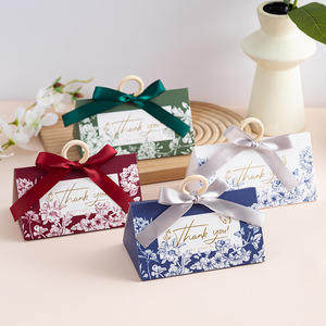 Boîtes à dragées triangulaires personnalisées pour <span class=keywords><strong>mariage</strong></span>, emballage cadeau cosmétique pliable, boîte en papier avec laminage mat et gaufrage pour bonbons - Product Image 1