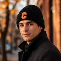 Bonnet en tricot côtelé noir à carreaux avec broderie 3D et revers, avec patch lettre C orange, pour un style décontracté et urbain