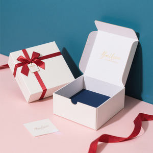 Boîte en <span class=keywords><strong>carton</strong></span> pour bijoux Magenta Gif avec doublure éponge <span class=keywords><strong>Lot</strong></span> de coton inséré pour le stockage et la présentation - Product Image 6