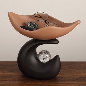 ถาดเก็บของเรซิ่นทันสมัยพร้อมลูกบอลคริสตัลรูปทรงคลื่น ที่จัดระเบียบบนโต๊ะทำงาน ที่เก็บกุญแจ ฐานสีน้ำตาลเข้ม - Product Image 1