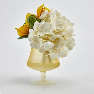 紧凑型餐桌装饰 200x200x240 毫米 逼真人造玉兰、绣球花和锦葵叶插花，带玻璃花瓶 - Product Image 4