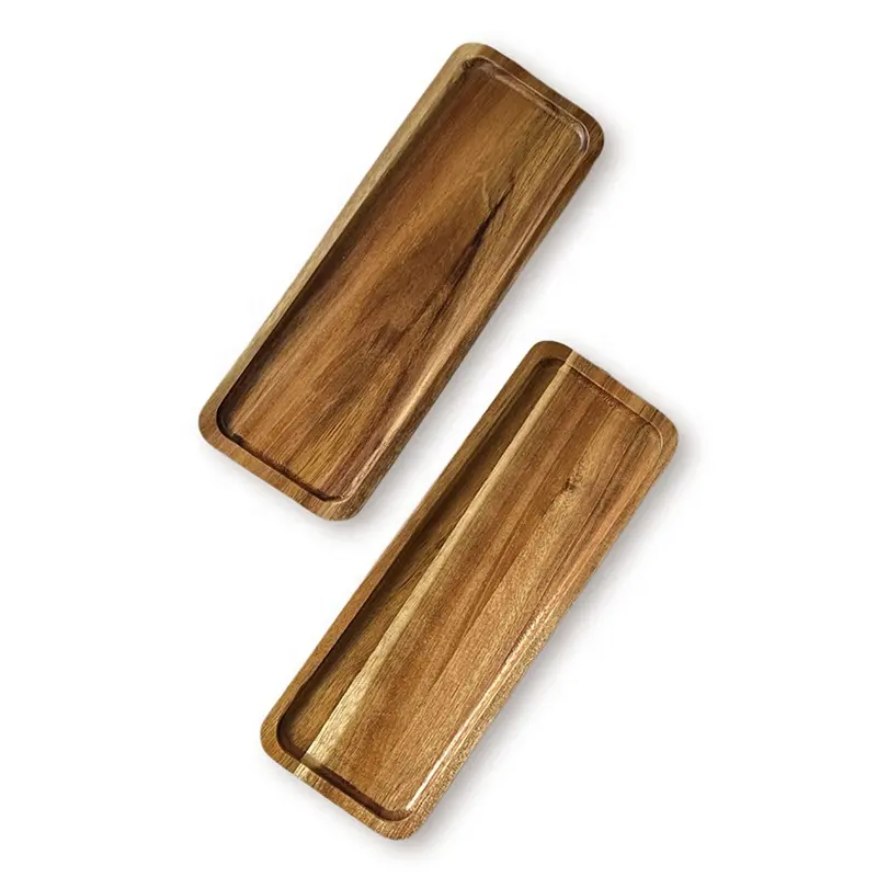 Los platos rectangulares de madera decorados se utilizan para servir postres, tablas de madera para pan