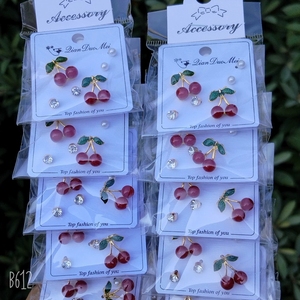 Juego de 3 pares de aretes pequeños y lindos de acero inoxidable para mujer, con baño de plata y oro, en forma de cereza, perlas y otras formas. - Product Image 2