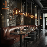 Ensemble de mobilier de restaurant commercial moderne et durable : banquette en cuir rouge et chaises avec table en bois pour cafés