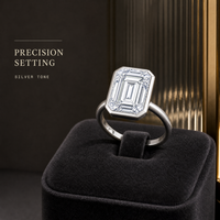 Bague en Moissanite Argentée Taille Émeraude Sertie Clos Géométrique Solitaire Bijoux de Mariage et de Fiançailles pour Femme Vente en Gros Cadeau