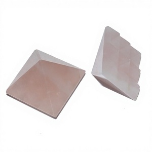 พีระมิดบำบัดวาสตูหินโรสควอตซ์เลมูเรียน สไตล์ฮวงจุ้ย แกะสลักจากหินอาเกต พร้อมเทคนิคการแกะสลักเพื่อความรัก ของสะสม - Product Image 1