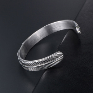 ทาคาฮาชิ เฟเธอร์สร้อยข้อมือแบบเปิดสำหรับผู้ชายเหล็กไทเทเนียม Sz037 สไตล์ฮาราจูกุเครื่องประดับอินเทรนด์ - Product Image 4