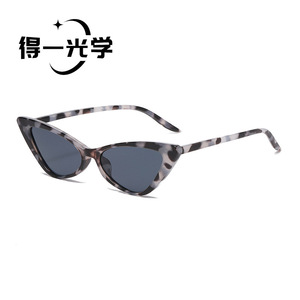 แว่นกันแดดทรงสามเหลี่ยม De Yi Optics สำหรับผู้หญิง กรอบสีขาว เลนส์ PC ป้องกันรังสียูวี 400 - Product Image 2