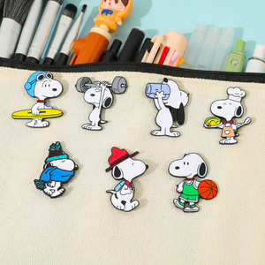 Fabrieksgemaakte Snoopy emaille pin, schattige witte hond sportbadge, anime revers pin broche voor tas - Product Image 2