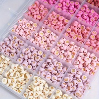 Kit de 1600 Cuentas Acrílicas con Letras del Alfabeto en Degradado Rosa, Cuentas Espaciadoras Redondas y Planas con Letras Doradas para Hacer Pulseras y Joyería DIY