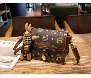 Runway to Street Style <span class=keywords><strong>2026</strong></span> 女式高端小方包 - 纹理封面尼龙内衬百搭单肩包 - Product Image 1