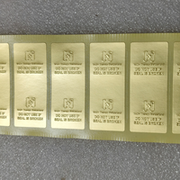 Pegatina con logotipo grabado en relieve dorado mate personalizada