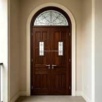 Porte double cintrée de luxe avec transom en verre décoratif pour entrée de villa, finition en bois d'acajou foncé artisanal