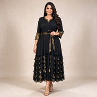 Robe noire modeste avec imprimé plissé doré, col en V, ourlet à volants superposés, ceinturée, tenue formelle islamique