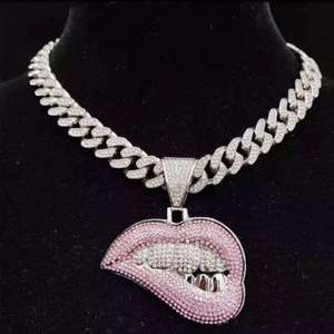 Colgante de Moissanita con Labios Grandes Rosados y Rojos, Estilo Hip Hop, con Cadena Cubana, Joyería de Moda para Mujer - Product Image 3