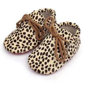 Venta al por mayor mocasín de leopardo niños niña bebé zapatos de cuero con suela blanda