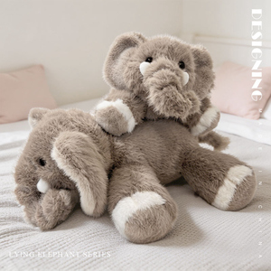 Morbido Peluche a Forma di Elefante Sdraiato - Cuscino Animale Imbottito Carino con Grandi Orecchie, Giocattolo Elefante Grigio Abbracciabile per Decorazione Camera dei Bambini - Product Image 3