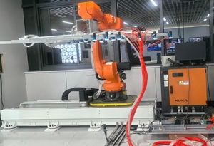 Robot linéaire à 6 axes <span class=keywords><strong>KUKA</strong></span> <span class=keywords><strong>KR210</strong></span> R2700-2 personnalisé avec ventouse pour la manutention de panneaux solaires et de planches en bois - Product Image 2