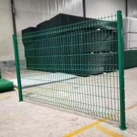 Modern 6 voet gebogen driehoekig buitenbeveiligingshek met gegalvaniseerd ijzeren frame, PVC-coating, duurzaam 3D-draadgaas