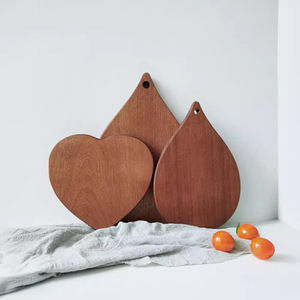 Tabla de cortar de madera maciza en forma de corazón, antibacteriana, no tóxica, fácil de limpiar, para preparación de alimentos en la cocina - Product Image 1