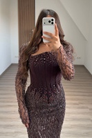 Robe de soirée longue marron tendance et sobre avec des perles sophistiquées et des robes latérales élégantes pour les occasions formelles