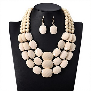 Conjunto de collar y aretes de resina crema hechos a mano, elegantes y a la moda, la mejor joyería para bodas y fiestas para mujeres. - Product Image 1