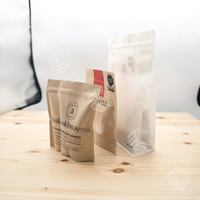 Sachet en papier kraft biodégradable, étanche et refermable, avec fenêtre et fermeture éclair, pochette alimentaire autoportante pour l'emballage de snacks