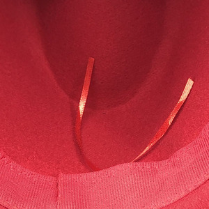 Vente en gros de chapeaux Fedora en feutre de jazz et de squash vintage de style britannique bicolore pour hommes et femmes pour scènes de fête d'hiver - Product Image 6