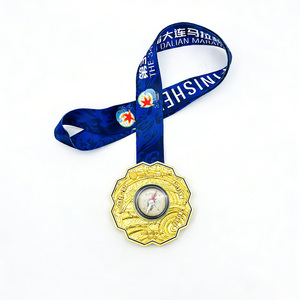 Médaille de finisseur de course de <span class=keywords><strong>trail</strong></span> de 20 km Wugong Mountain 2025 personnalisée en alliage de zinc plaqué or avec design de <span class=keywords><strong>livre</strong></span> pliable - Product Image 5