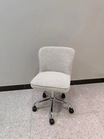 Chaise de bureau pivotante de luxe pour la maison avec siège en cuir synthétique blanc, hauteur réglable, roulettes, design moderne, cadre en métal