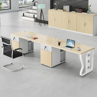 Nouvelle combinaison simple et moderne de bureau et de chaise pour quatre personnes avec écran de séparation et style bois massif