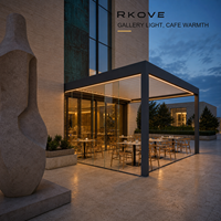 Pergola motorisée à lames orientables en aluminium RKOVE avec murs coulissants en verre pour restaurant urbain sur toit, repas en plein air au Canada