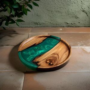 Plateau de service en bois massif avec design en résine verte, idéal pour la cuisine, la salle à manger et la décoration intérieure - Product Image 6