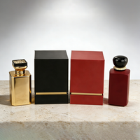 Parfum élégant dans un flacon carré transparent à côté d'une élégante boîte cadeau noire