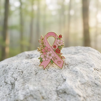Pin de solapa de metal esmaltado con logotipo personalizado, sin MOQ, con cinta rosa, diseño floral de flor de cerezo y rosa, con motivos de esperanza y medicina