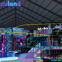 Structure de jeu intérieure avec rembourrage souple, grand centre de jeux conforme aux normes ASTM, tunnel de ramper, toboggan tubulaire clé en main, interactif
