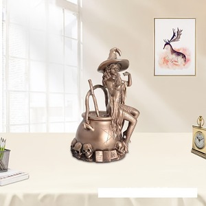 Scultura in Resina di Strega con Calderone in Stile Gotico, Finitura Bronzo Antico, Decorazione per la Casa, Personalizzazione Disponibile - Product Image 1