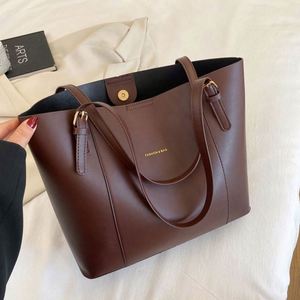 กระเป๋าถือสะพายไหล่ผู้หญิง I-0331 รุ่นช้อปเปอร์ วัสดุ PU สไตล์ลำลอง วินเทจ หรูหรา ดีไซน์เนอร์ แฟชั่นรักษ์โลก ซิปแบบ Candy ยี่ห้อ Usa Mairun ความจุ 1-1.9 ลิตร - Product Image 4