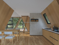 Maisonnette modulaire préfabriquée de luxe triangulaire mobile avec structure en acier et panneaux sandwich pour usage hôtelier et de villégiature