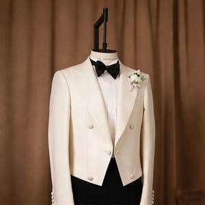 Traje de <span class=keywords><strong>hombre</strong></span> formal a medida color crema, chaqueta de corte estructurado con detalle de boutonnière <span class=keywords><strong>para</strong></span> novio, ideal <span class=keywords><strong>para</strong></span> ocasiones de gala. - Product Image 1