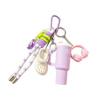 Nouveau porte-clés tendance en métal, motif bouteille d'eau réaliste, sandales, écouteurs, signe du zodiaque, breloque de sac