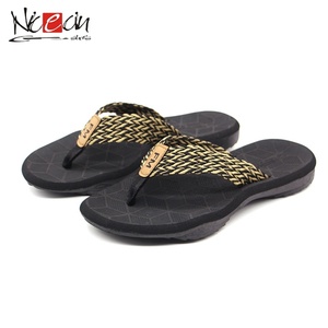 Sandales décontractées pour hommes Nicecin avec logo personnalisé, larges brides en tissu, semelle intérieure texturée, tongs durables noires pour l'été - Product Image 1